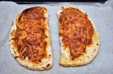 Yemek: İtalyan pilavı ya da domates, jambon ve peynirle doldurulmuş kapalı pizza..