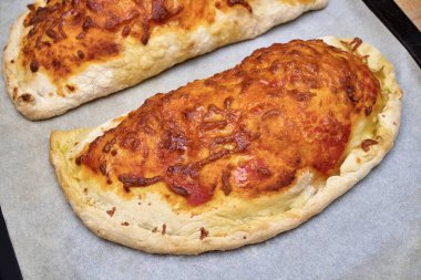Yemek: İtalyan pilavı ya da domates, jambon ve peynirle doldurulmuş kapalı pizza..