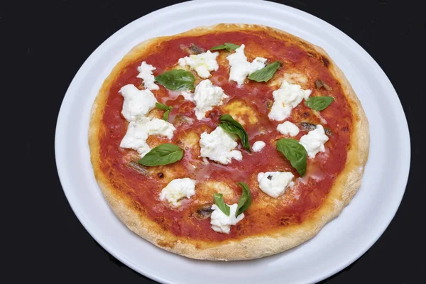 Leben Hausgemachte Italienische Pizza Mit Tomatensauce Mozzarella Sardellen Und Basilikum — Stockfoto