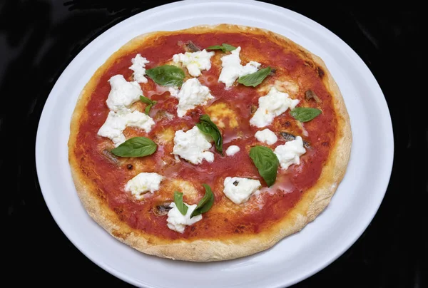 Leben Hausgemachte Italienische Pizza Mit Tomatensauce Mozzarella Sardellen Und Basilikum — Stockfoto
