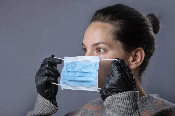 Retrato Estudio Una Mujer Con Guantes Una Máscara Protectora — Foto de Stock