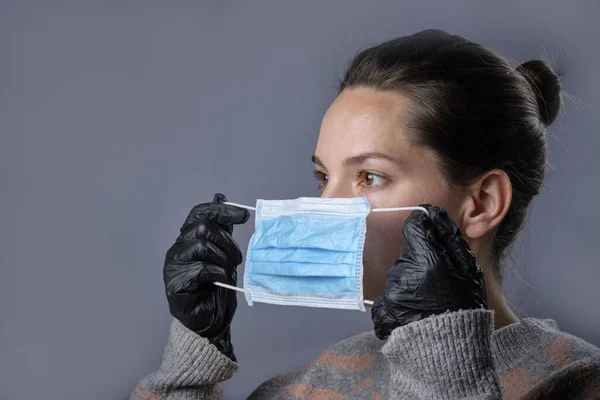 Студийный Портрет Женщины Перчатках Защитной Маске — стоковое фото