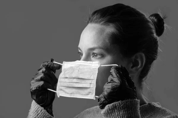 Студийный Портрет Женщины Перчатках Защитной Маске — стоковое фото