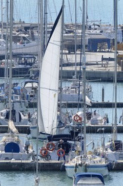 İtalya, Sicilya, Akdeniz, Marina di Ragusa (Ragusa Eyaleti); 9 Nisan 2020, limandaki insanlar ve yelkenliler - EDITORIAL