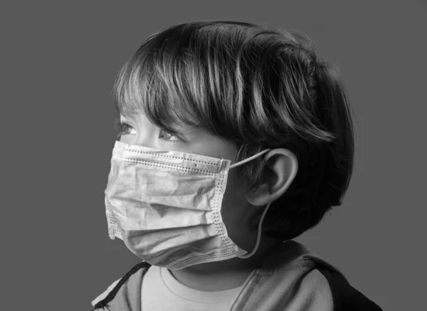 Yaşında Koruyucu Maske Takan Bir Erkek Çocuğun Stüdyo Portresi — Stok fotoğraf