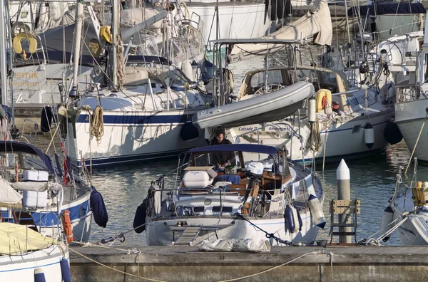 イタリア シチリア島 地中海 マリーナ ラグーザ ラグーザ州 4月2020 ポート内の帆船に男 Editorial — ストック写真