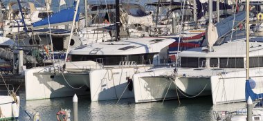 İtalya, Sicilya, Akdeniz, Marina di Ragusa (Ragusa ili); 9 Nisan 2020, limanda lüks yatlar - EDITORIAL