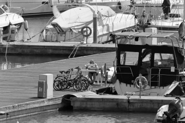 İtalya, Sicilya, Akdeniz, Marina di Ragusa (Ragusa Eyaleti); 10 Nisan 2020, limandaki insanlar ve lüks yatlar - EDITORIAL