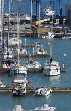 İtalya, Sicilya, Akdeniz, Marina di Ragusa (Ragusa Eyaleti); 11 Nisan 2020, limanda motorlu tekneler ve lüks yatlar - EDITORIAL