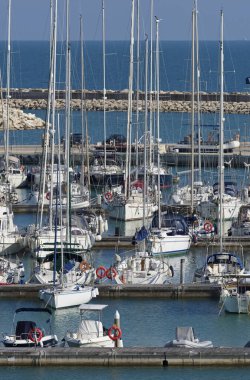 İtalya, Sicilya, Akdeniz, Marina di Ragusa (Ragusa Eyaleti); 11 Nisan 2020, limanda motorlu tekneler ve lüks yatlar - EDITORIAL