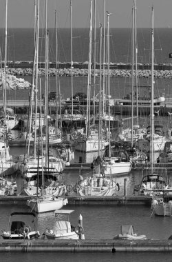 İtalya, Sicilya, Akdeniz, Marina di Ragusa (Ragusa Eyaleti); 11 Nisan 2020, limanda motorlu tekneler ve lüks yatlar - EDITORIAL