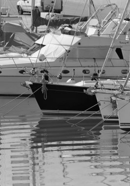 İtalya, Sicilya, Akdeniz, Marina di Ragusa (Ragusa ili); 12 Nisan 2020, limanda lüks yatlar - EDITORIAL