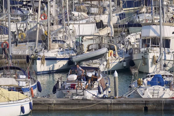 イタリア シチリア島 地中海 マリーナ ラグーザ ラグーザ州 4月2020 ポート内の帆船に男 編集部 — ストック写真