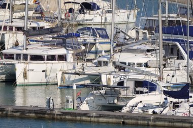 İtalya, Sicilya, Akdeniz, Marina di Ragusa (Ragusa ili); 12 Nisan 2020, limanda lüks yatlar - EDITORIAL