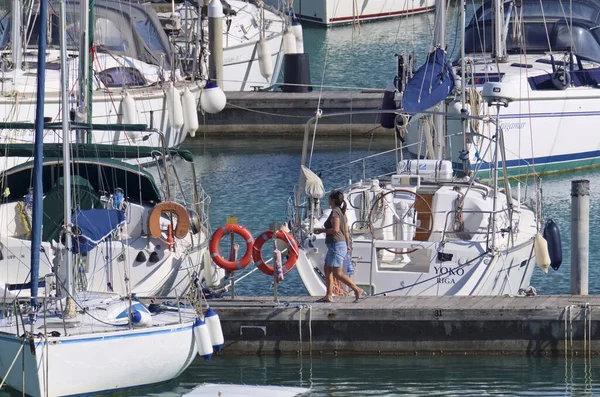 Italien Sicilien Medelhavet Marina Ragusa Ragusaprovinsen April 2020 Personer Och — Stockfoto