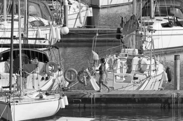 意大利 西西里 地中海 拉古萨港 拉古萨省 2020年4月13日 港口内的人员和帆船 Editorial — 图库照片