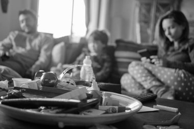 Baba, anne ve oğulları bir apartman dairesinde dinleniyorlar.