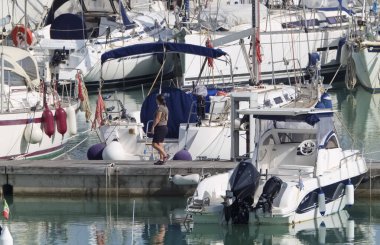 İtalya, Sicilya, Akdeniz, Marina di Ragusa (Ragusa Eyaleti); 16 Nisan 2020, limandaki insanlar ve lüks yatlar - EDITORIAL