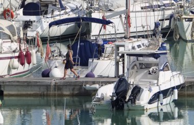 İtalya, Sicilya, Akdeniz, Marina di Ragusa (Ragusa Eyaleti); 16 Nisan 2020, limandaki insanlar ve lüks yatlar - EDITORIAL