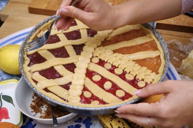 Gıda; dekore edilmiş reçelli tart hazırlama