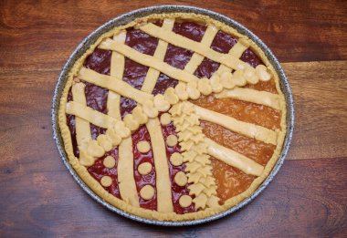 Yiyecek: Ahşap bir masada pişmemiş reçelli turta.