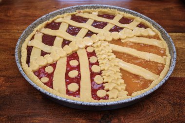 Yiyecek: Ahşap bir masada pişmemiş reçelli turta.