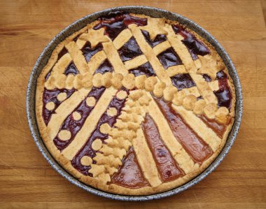 Yiyecek, ahşap mutfak tezgahında pişirilmiş reçelli turta.