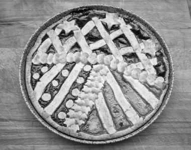 Yiyecek, ahşap mutfak tezgahında pişirilmiş reçelli turta.