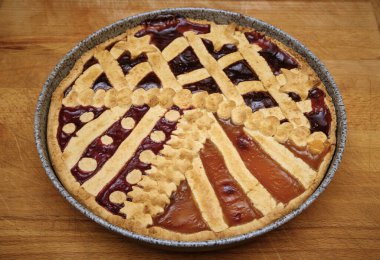 Yiyecek, ahşap mutfak tezgahında pişirilmiş reçelli turta.