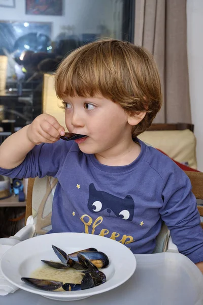 Niño Años Comiendo Mejillones —  Fotos de Stock