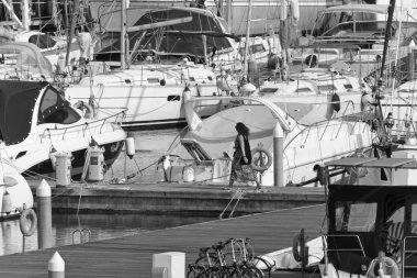 İtalya, Sicilya, Akdeniz, Marina di Ragusa (Ragusa Eyaleti); 19 Nisan 2020, limandaki insanlar ve lüks yatlar - EDITORIAL