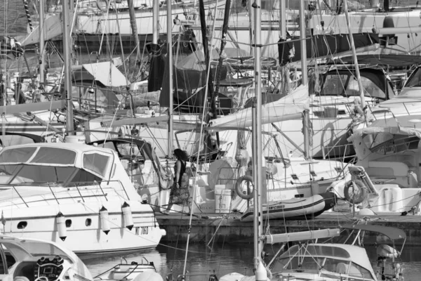意大利 西西里 地中海 拉古萨港 拉古萨省 2020年4月19日 港口内的人员和豪华游艇 Editorial — 图库照片