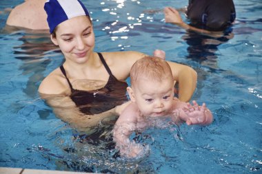 İtalya, genç anne ve yeni doğmuş erkek çocuğu yüzme havuzunda