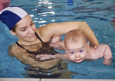 İtalya, genç anne ve yeni doğmuş erkek çocuğu yüzme havuzunda