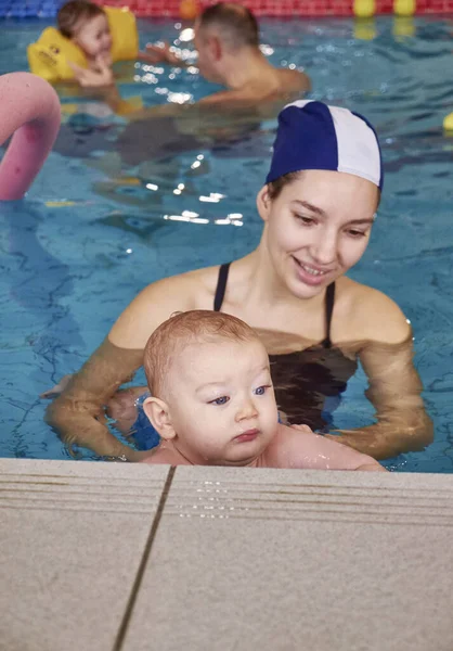 Italien Junge Mutter Und Ihr Neugeborenes Männliches Kind Einem Schwimmbad — Stockfoto