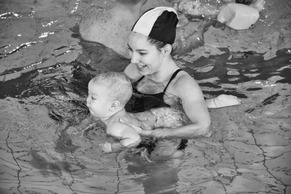 Itália Jovem Mãe Seu Filho Recém Nascido Masculino Uma Piscina — Fotografia de Stock