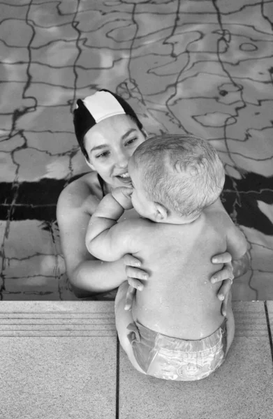 Italien Ung Mor Och Hennes Nyfödda Manliga Barn Simbassäng — Stockfoto