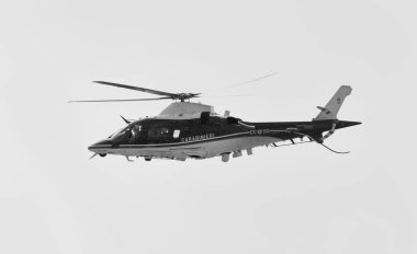 İtalya, Sicilya, Marina di Ragusa (Ragusa ili); 25 Nisan 2020, uçan polis helikopteri - EDITORIAL