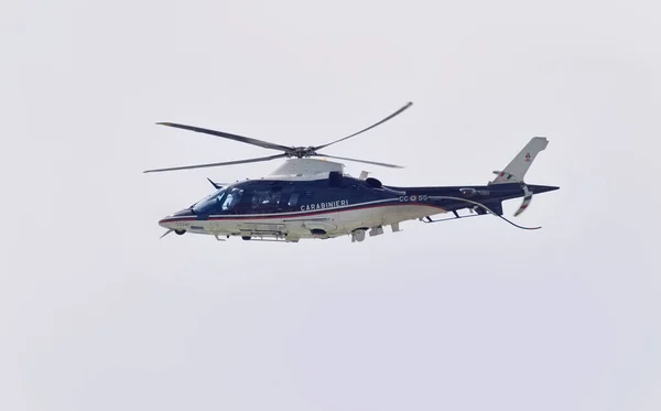 Italië Sicilië Marina Ragusa Provincie Ragusa April 2020 Vliegende Politiehelikopter — Stockfoto