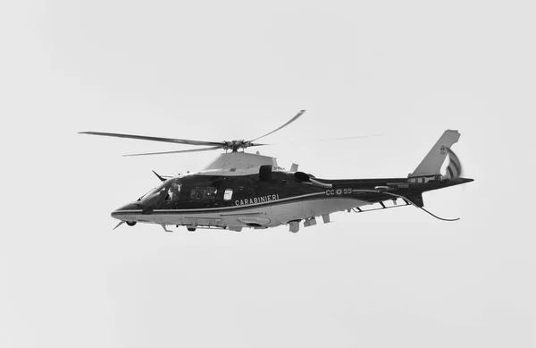 Włochy Sycylia Marina Ragusa Prowincja Ragusa Kwietnia 2020 Latający Helikopter — Zdjęcie stockowe