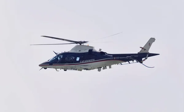 イタリア シチリア島 マリーナ ラグーザ ラグーザ州 4月2020 飛行警察ヘリコプター 編集部 — ストック写真