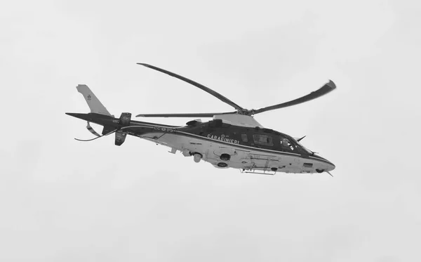 Italië Sicilië Marina Ragusa Provincie Ragusa April 2020 Vliegende Politiehelikopter — Stockfoto