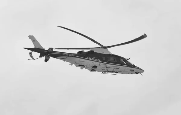 Italië Sicilië Marina Ragusa Provincie Ragusa April 2020 Vliegende Politiehelikopter — Stockfoto