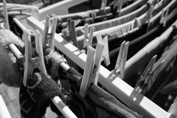 Kurutma askısında çamaşır yıkadım.