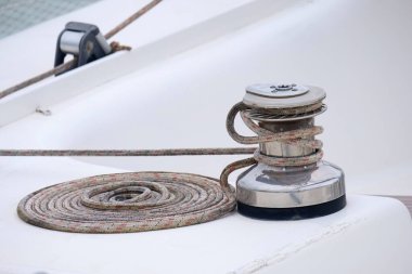 İtalya, Sicilya, Akdeniz, Marina di Ragusa (Ragusa Eyaleti); limandaki bir yelkenli teknesinde vinç ve deniz ipleri 