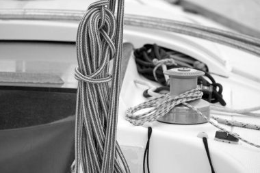 İtalya, Sicilya, Akdeniz, Marina di Ragusa (Ragusa Eyaleti); limandaki bir yelkenli teknesinde vinç ve deniz ipleri 