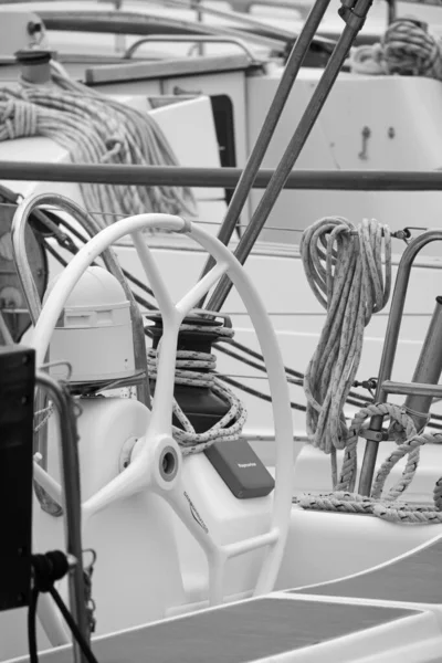 意大利 西西里 地中海 拉古萨海 拉古萨省 2020年4月29日 港口帆船上的轮 绞车和航海绳 Editorial — 图库照片