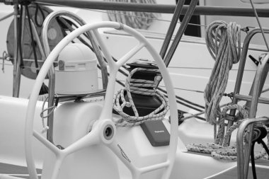 İtalya, Sicilya, Akdeniz, Marina di Ragusa (Ragusa Eyaleti); 29 Nisan 2020, teknenin çarkı, limandaki bir yelkenli teknesinin vinç ve deniz halatları - EDITORIAL 