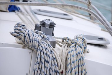 İtalya, Sicilya, Akdeniz, Marina di Ragusa (Ragusa Eyaleti); 29 Nisan 2020, limandaki bir yelkenli teknesinin vinç ve deniz ipleri - EDITORIAL