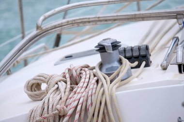 İtalya, Sicilya, Akdeniz, Marina di Ragusa (Ragusa Eyaleti); limandaki bir yelkenli teknesinde vinç ve deniz ipleri 